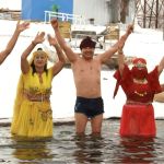 Любители зимнего плавания устроили перформанс в День моржа