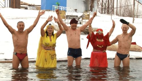 Любители зимнего плавания устроили перформанс в День моржа