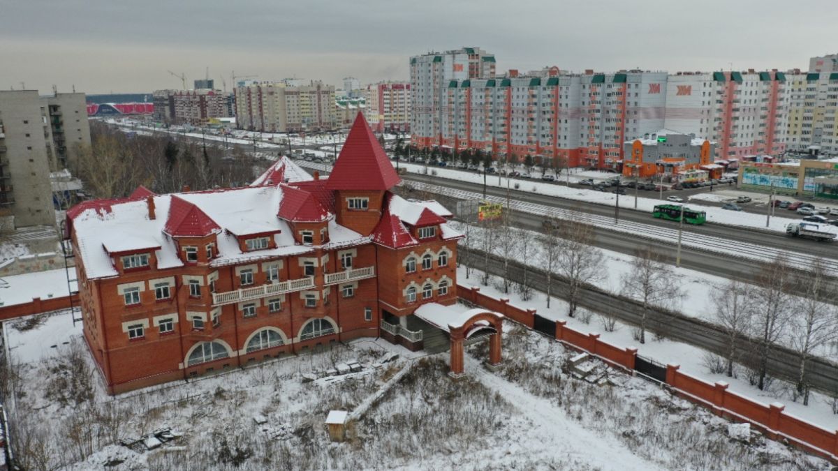 Борис Князев назвал барнаульский недострой "замком" и вновь выставил на продажу