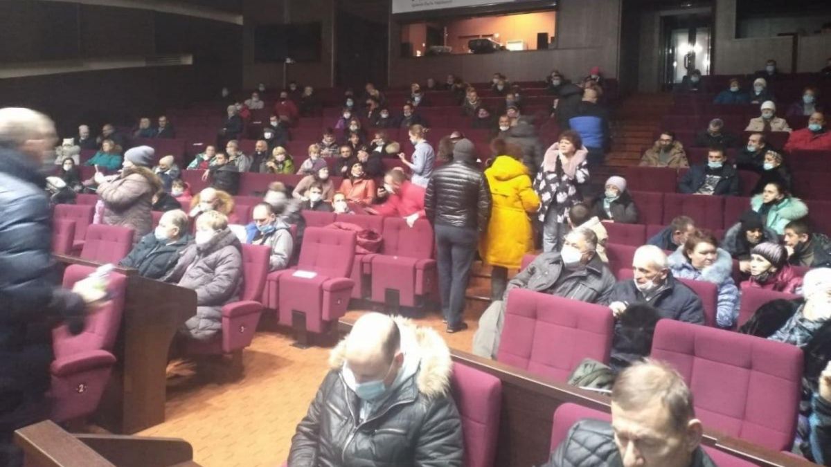 Жители Новокузнецка устроили "ночную" забастовку в мэрии