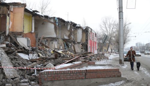 Строители обрушили стену ветхого дома на тротуар пр. Ленина