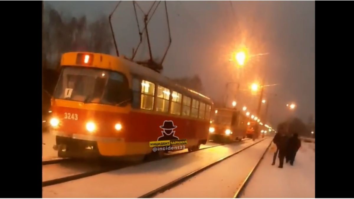 Две легковушки парализовали движение трамваев в Барнауле