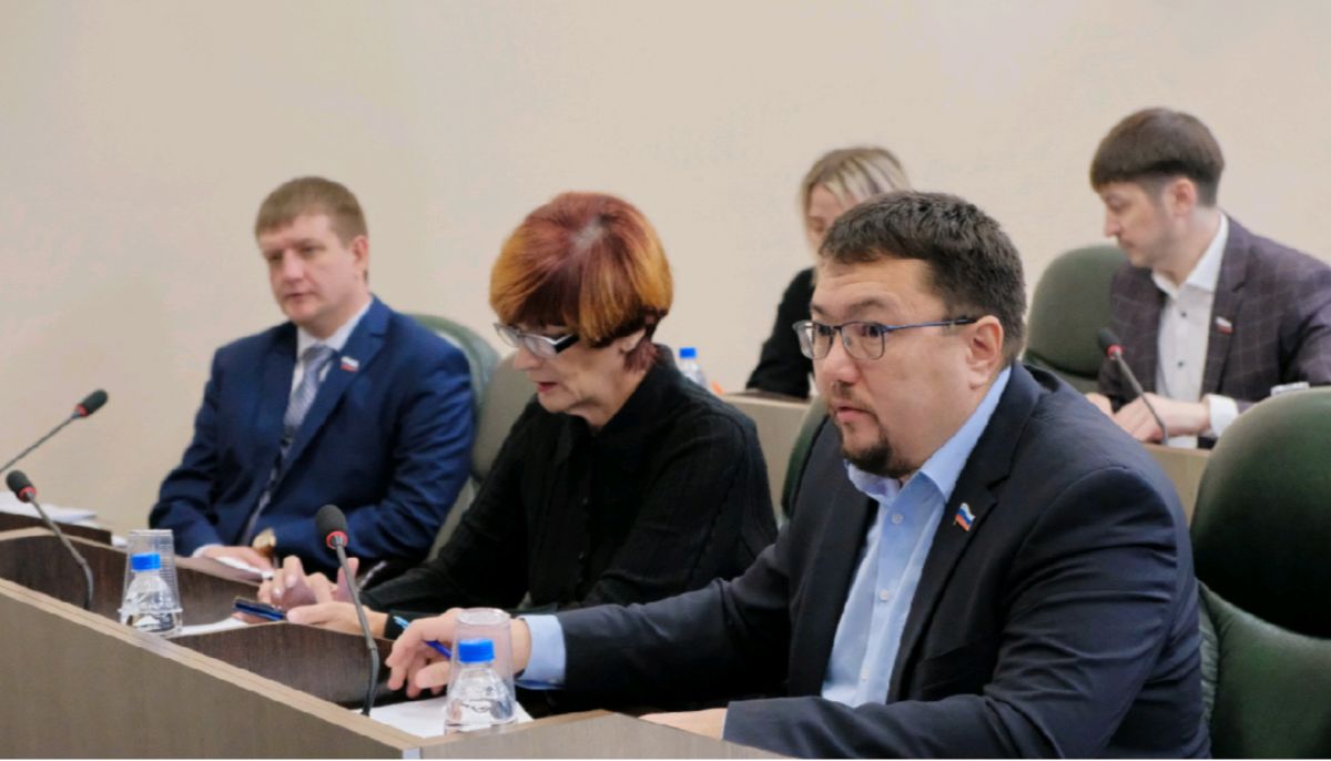 Заседание думы. Выступление в думе. Депутаты выступили. Зюганов в госдуме. Депутат у трибуны.