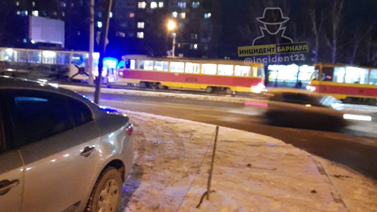 В Барнауле трамвай наехал на лежащего на путях мужчину