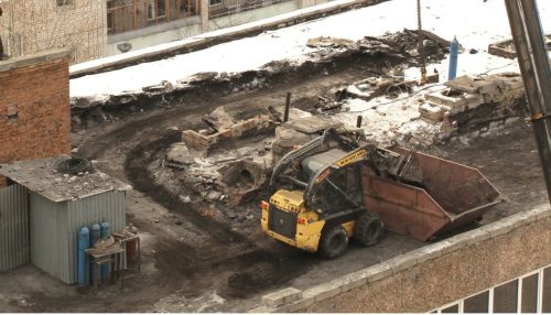 Люди задыхаются и утопают в грязи из-за уборки на крыше здания в Барнауле