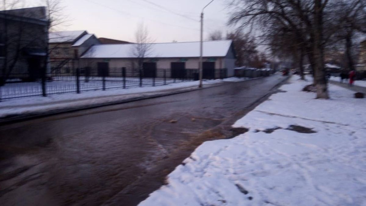 Вода разлилась по улице на Потоке из-за коммунальной аварии