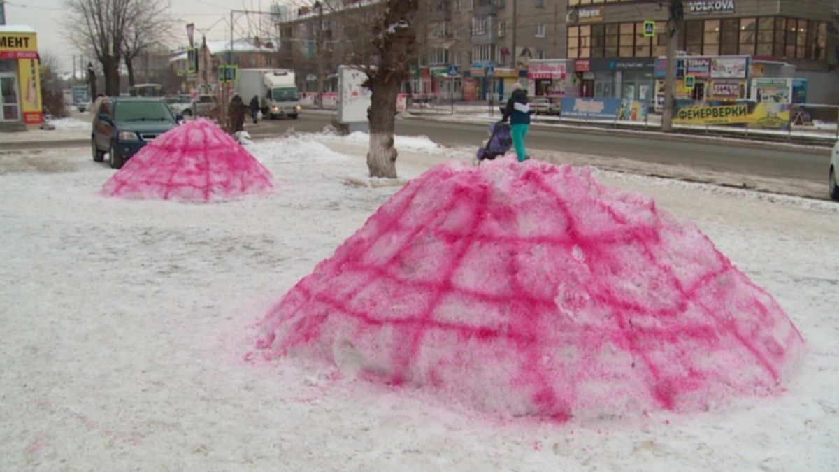 Чтобы не вывозить снег, в Бийске из сугробов сделали арт-объекты 