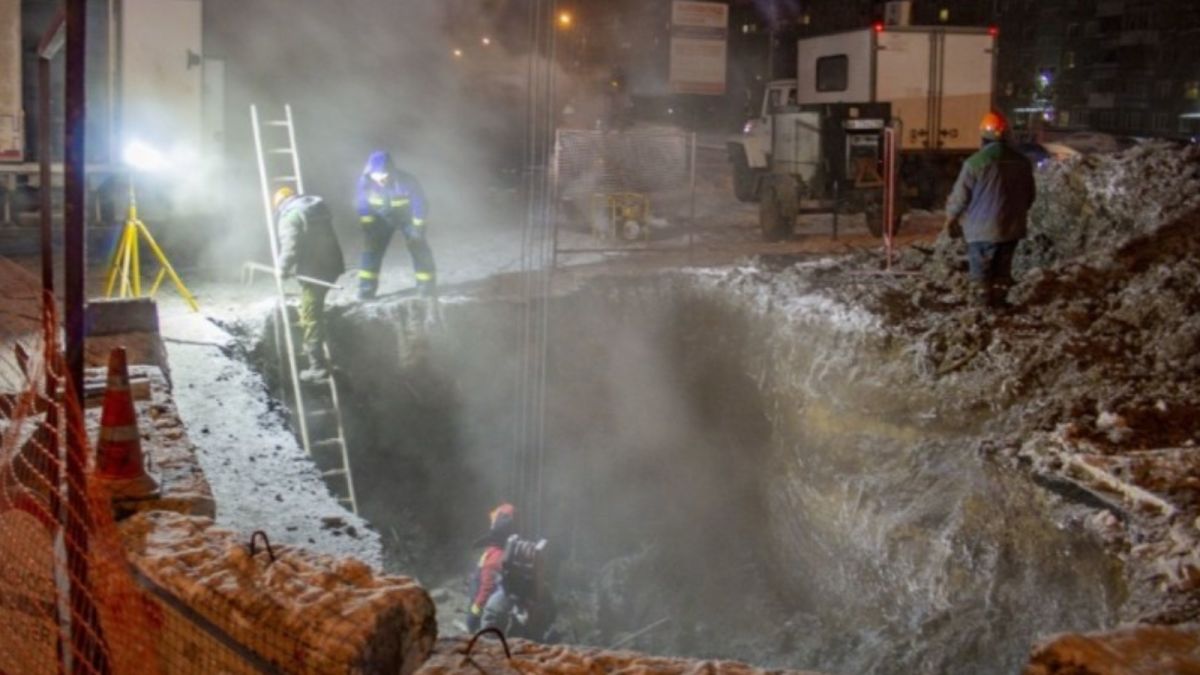 В Барнауле устранили повреждение водопровода на Павловском тракте