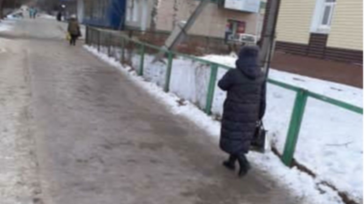 "Скребемся по краешку": барнаульцы жалуются на скользкие тротуары