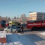 Автобус столкнулся с легковушкой на перекрестке в Барнауле, есть пострадавший