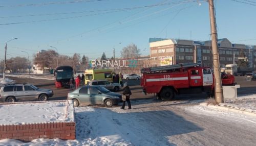 Автобус столкнулся с легковушкой на перекрестке в Барнауле, есть пострадавший