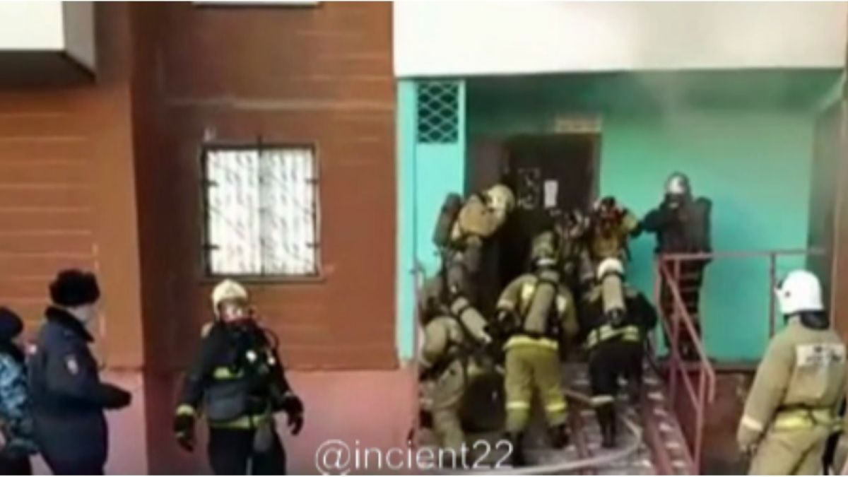 Спасли мужчину: в барнаульской многоэтажке произошел сильный пожар