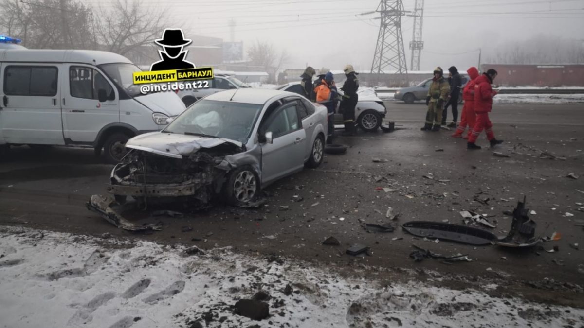Серьезное ДТП произошло на улице Калинина в Барнауле