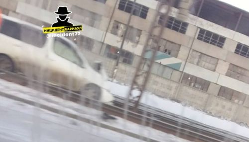 Иномарка вылетела на трамвайные пути после ДТП в Барнауле