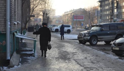 Сплошной каток: жители Барнаула жалуются на невозможный гололед на тротуарах