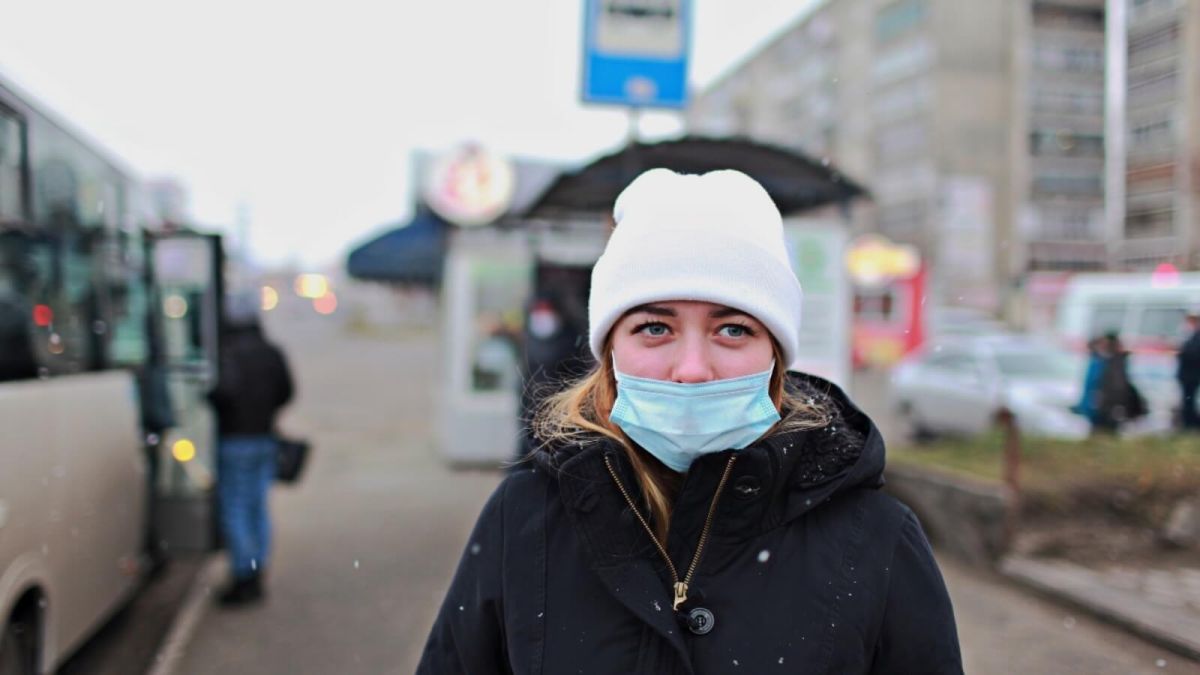 Гидрометцентр: жителям Алтайского края из-за смога нужно носить маски на улице