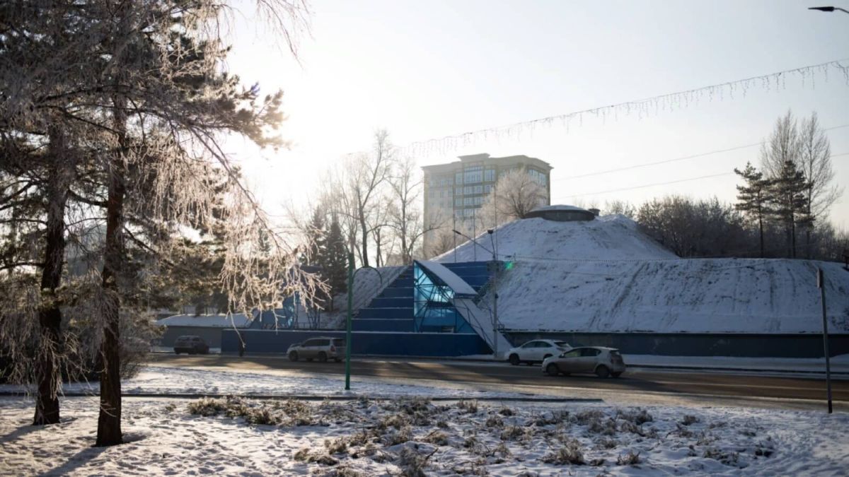 Площадь Сахарова перекроют для машин уже 6 декабря для установки елки