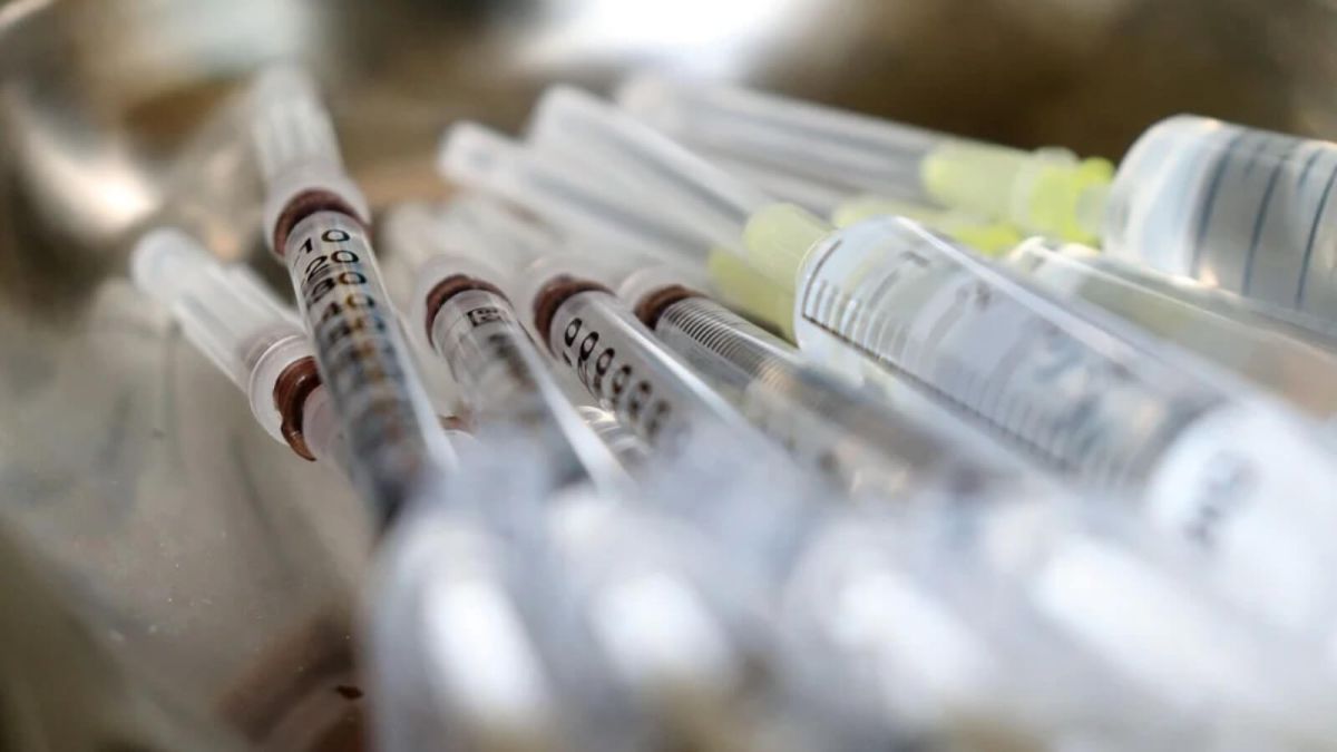 Добровольно и бесплатно: Путин объявил о старте массовой вакцинации от COVID-19