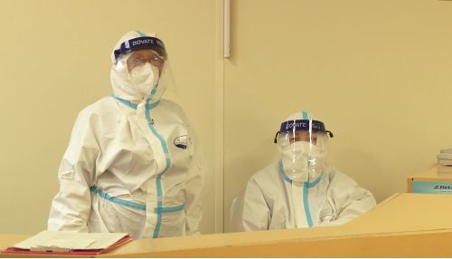 Алтайские медики будут получать ковидные выплаты за отработанные смены