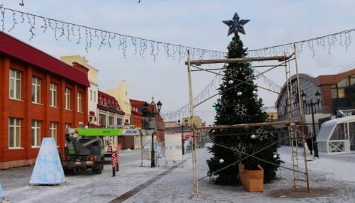 Монтаж новогоднего городка начали на улице Мало-Тобольской в Барнауле