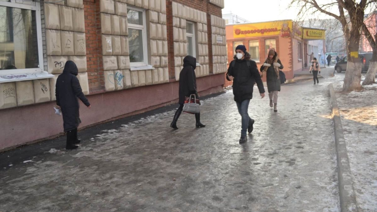 Тротуары очищают от наледи во всех районах Барнаула