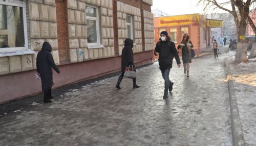 Тротуары очищают от наледи во всех районах Барнаула