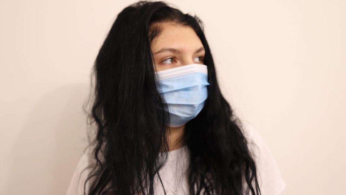 Косметолог: маска может испортить кожу лица и создать эффект "маскне" 