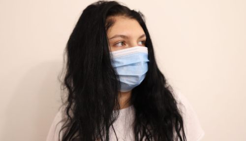 Косметолог: маска может испортить кожу лица и создать эффект маскне