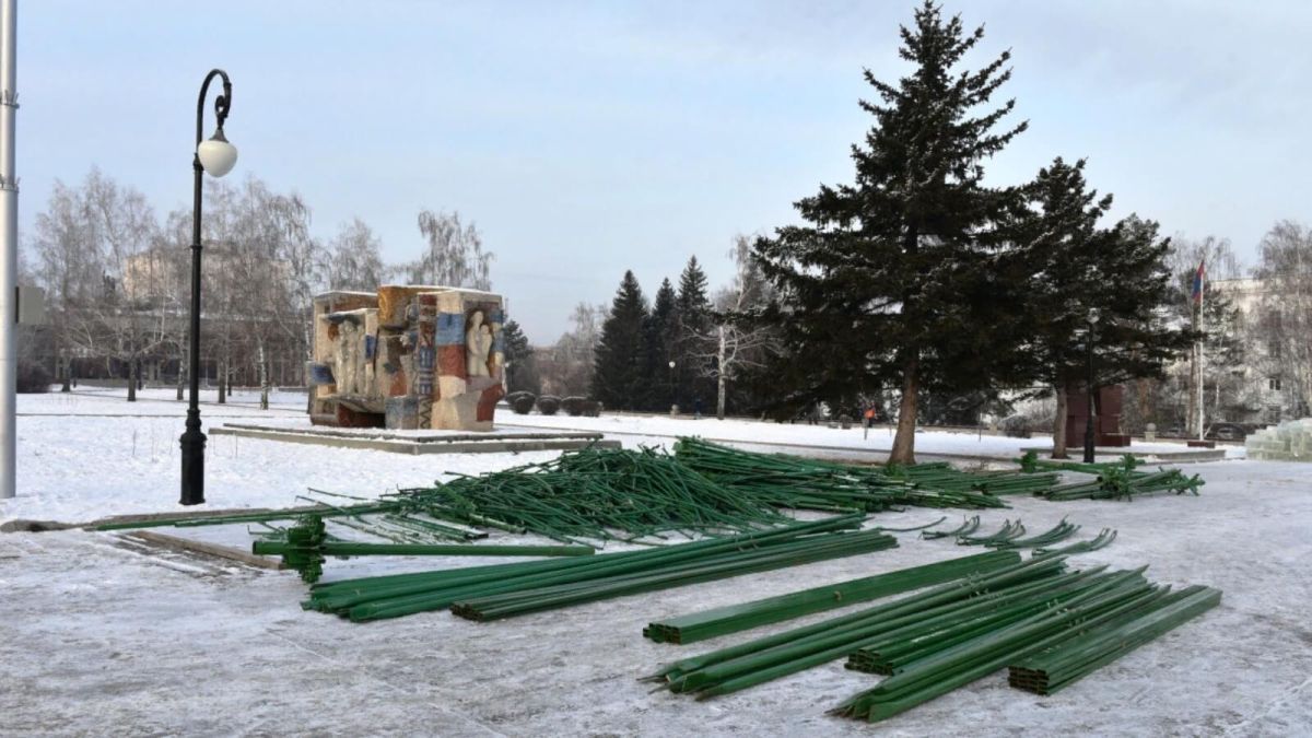 Строительство снежного городка на площади Сахарова
