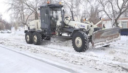 81 единица техники очищает Барнаул от завалов снега