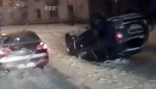 Иномарка перевернулась на крышу после ДТП на Потоке в Барнауле