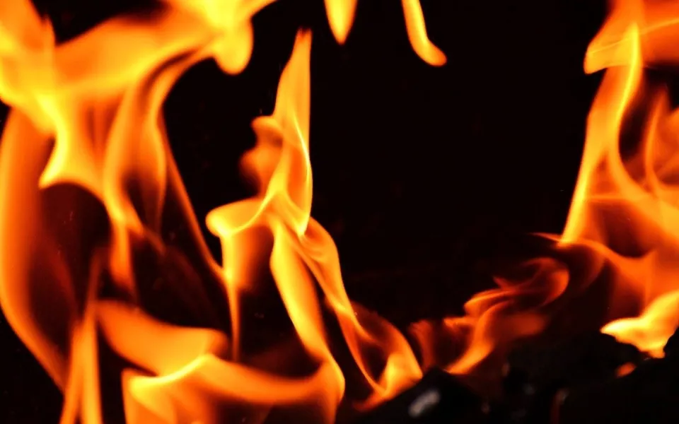 Появились кадры мощного пожара на месте стройки ресторана в Горном Алтае