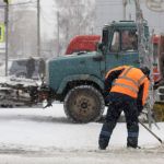 Осужденные вышли очищать тротуары от снега в Барнауле