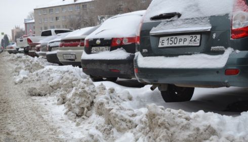 Паркуемся в сугробы: почему в Барнауле плохо чистят стоянки в центре города