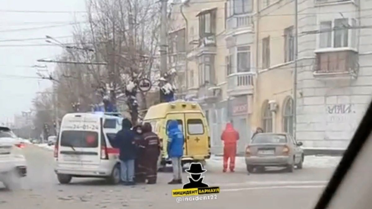 Автомобиль скорой помощи попал в аварию в Барнауле