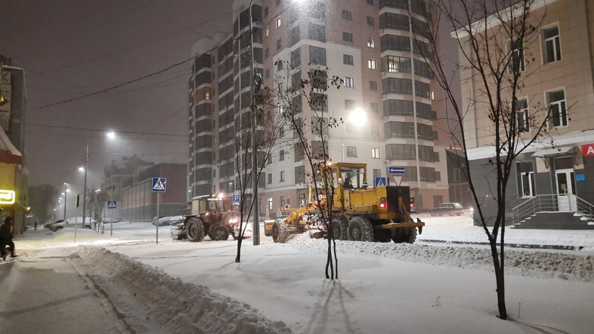 В ночь на 11 декабря на дороги Барнаула выйдет 166 тракторов и грейдеров 