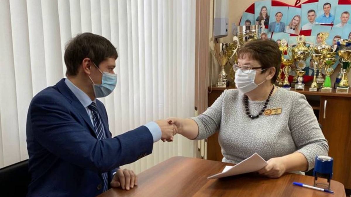 Единороссы Алтайского края застраховали от коронавируса почти 3 тысячи педагогов