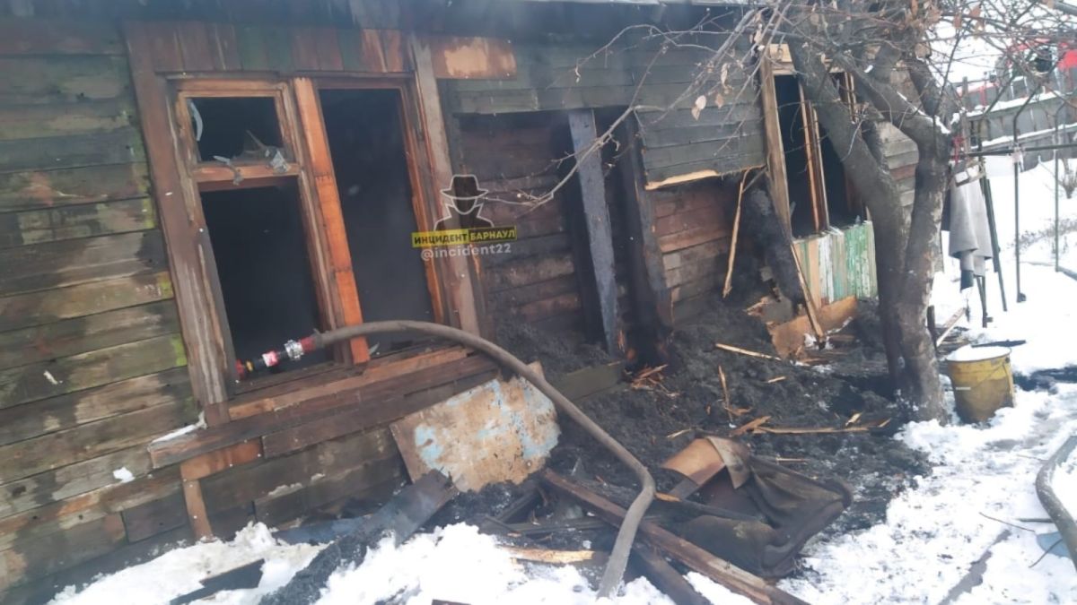 Один человек погиб при пожаре в частном доме в Барнауле