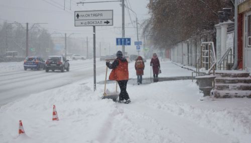 Должники по алиментам убирают улицы Барнаула от снега