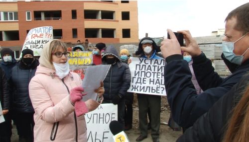 Дольщики долгостроя в Барнауле начали получать ключи от квартир, но рады не все