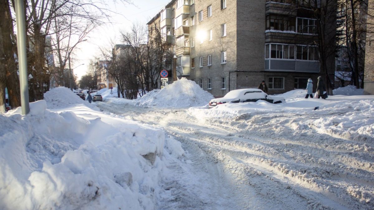 В мэрии Барнаула рассказали, кто должен очищать дворы многоэтажек от снега