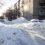 В мэрии Барнаула рассказали, кто должен очищать дворы многоэтажек от снега