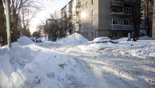 В мэрии Барнаула рассказали, кто должен очищать дворы многоэтажек от снега