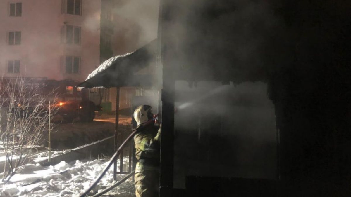 В Барнауле в районе новостроек горел частный четырехквартирный дом 
