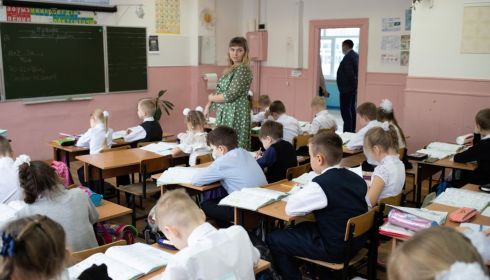Депутаты рассмотрели законопроект о педагогах с клятвой и соцподдержкой