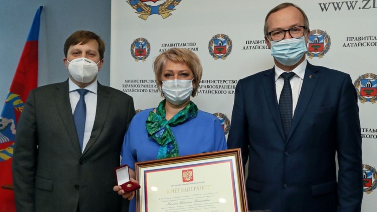 Медработникам Алтайского края вручили государственные награды 