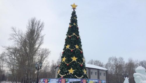Каток, горка и Бычок: на площади Мира в Барнауле обустроили новогодний городок