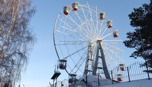 Колесо обозрения демонтируют на площади Сахарова в Барнауле