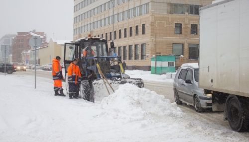 36 тракторов и грейдеров убирают снег на улицах Барнаула 19 декабря