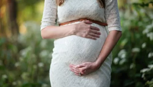 В Ленобласти госпитализировали 12-летнюю беременную девочку